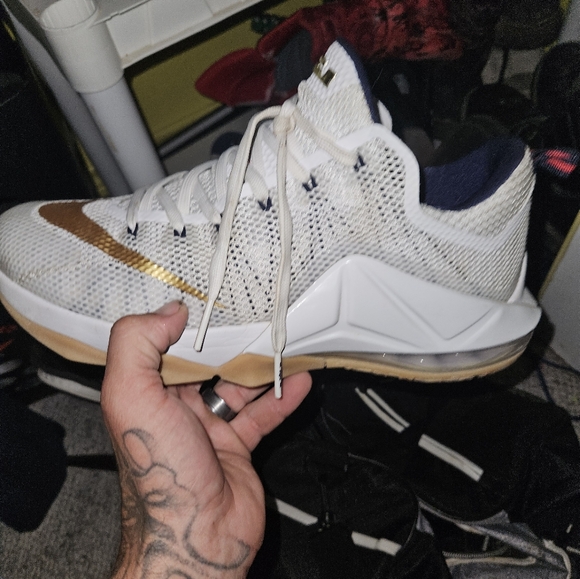 Glasses and shoes - Picture 14 of 16